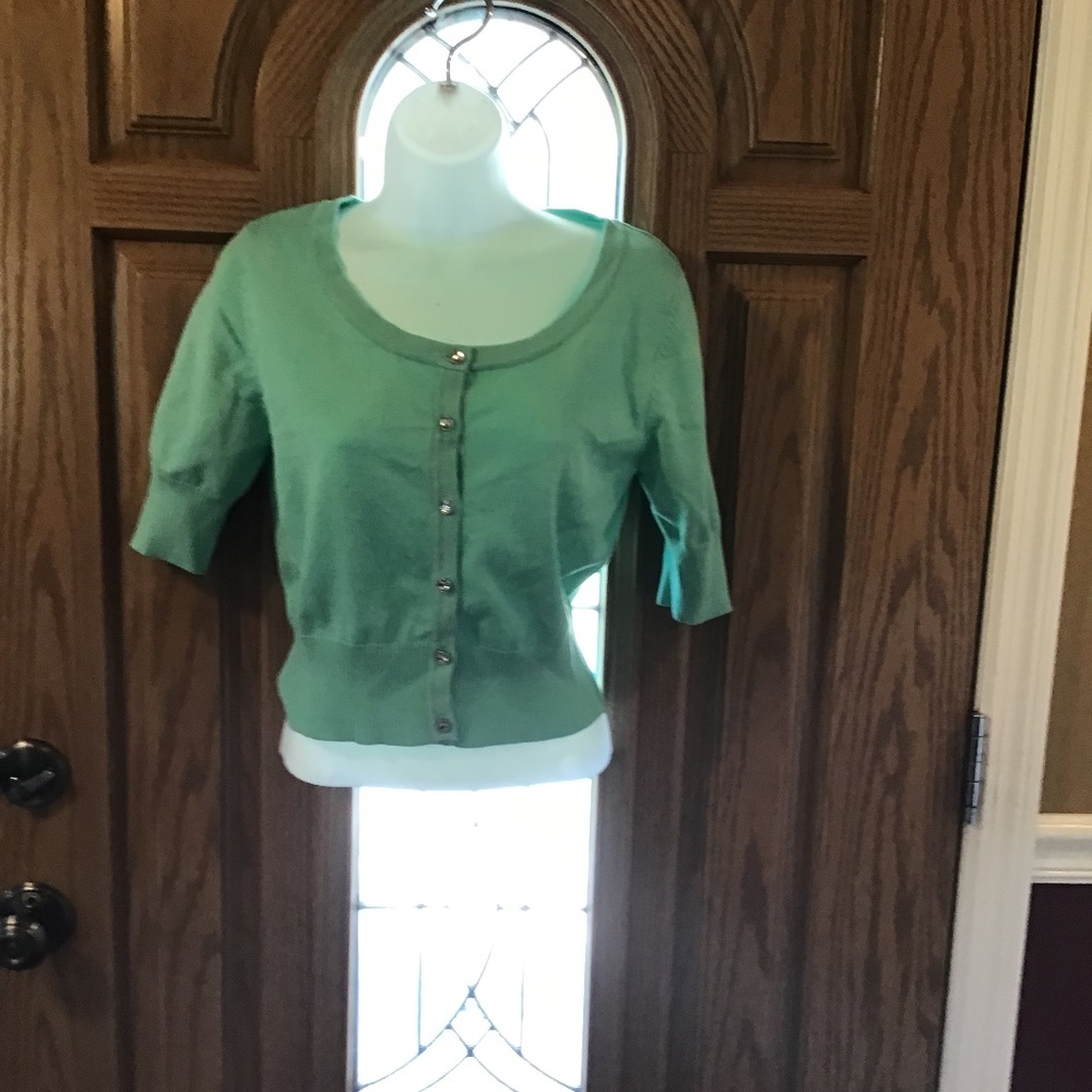 💚3/$25 Heart n crush M mint green sweater shrug with 3 clear silver buttons